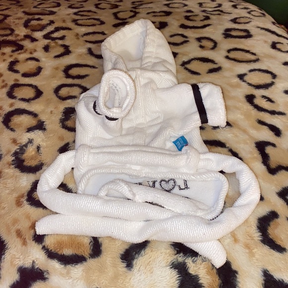 White Robe - Picture 2 of 6